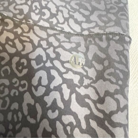 All Access Audio Leggings in Snow Leopard Print Size Small - Picture 10 of 11